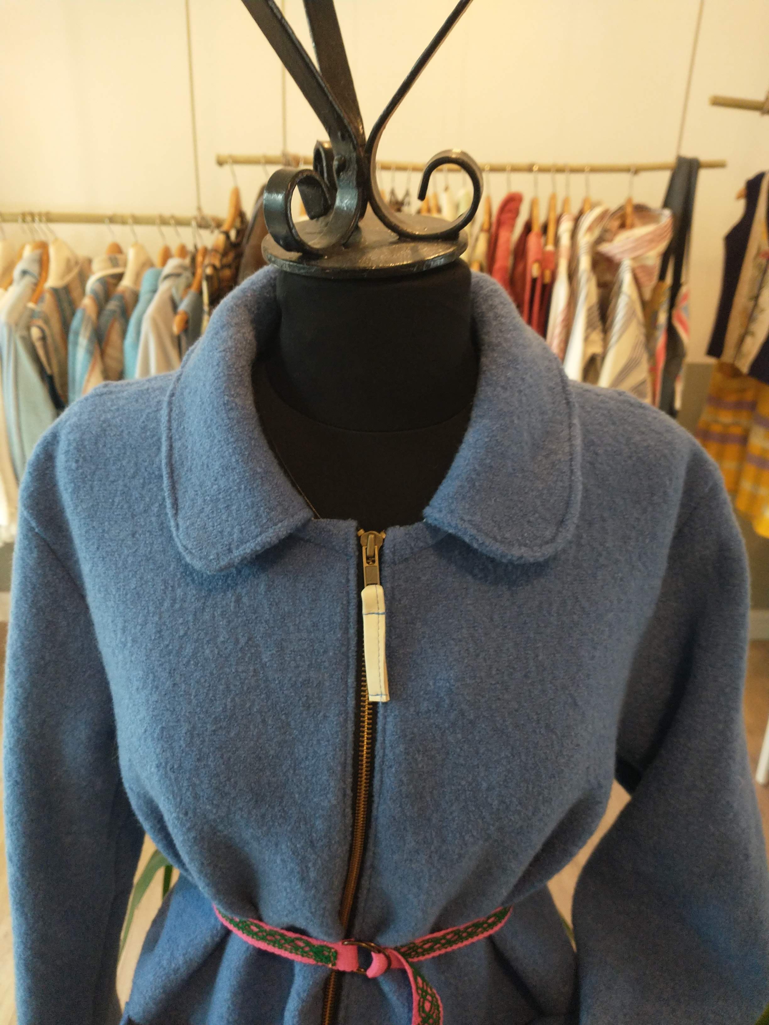 Veste droite zippée. laine bouillie bleu lavande.Taille Unique.