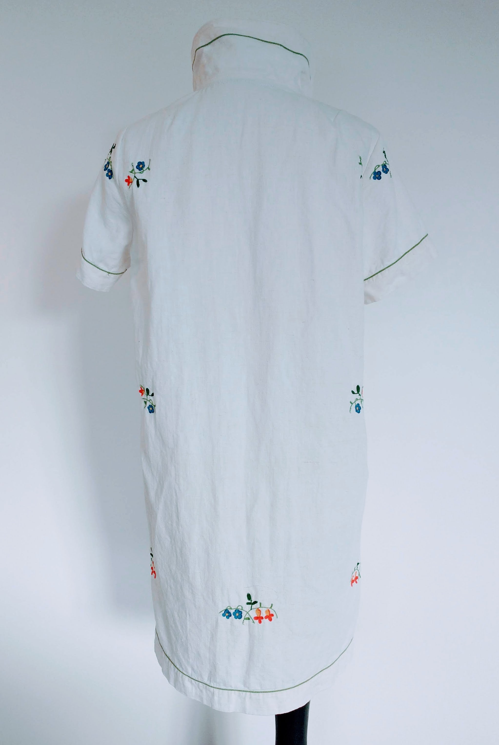 The ROBOUNE in hemp embroidered with flowers