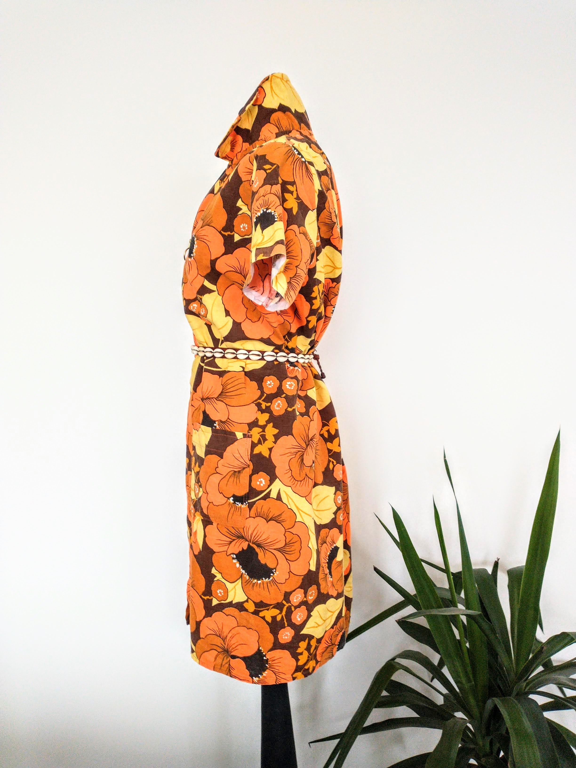 Straight zipped dress La ROBOUNE with orange flowers 70. . Unique piece. Upcycling. SIZE 1.
